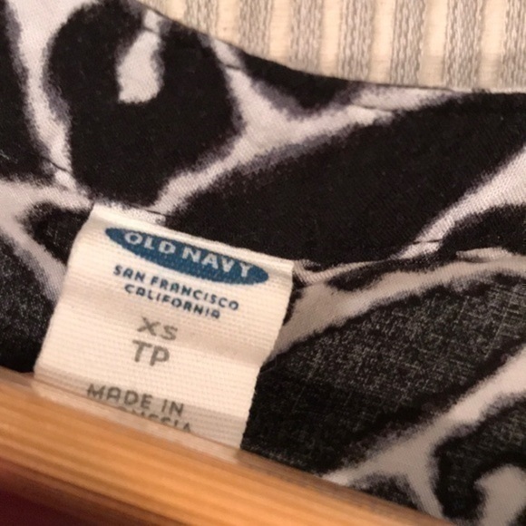 Old Navy black and white capped sleeve blouse XS - Picture 5 of 8